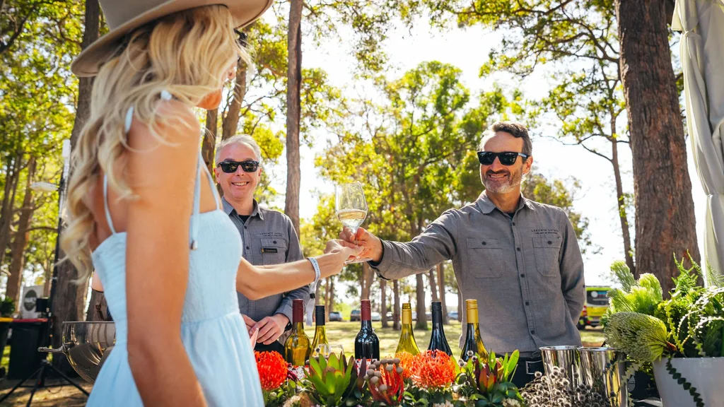Το ζευγάρι Grand Tasting παρουσίασε η Singapore Airlines. Γυναίκα με ένα ποτήρι κρασί σε ένα υπαίθριο περιβάλλον