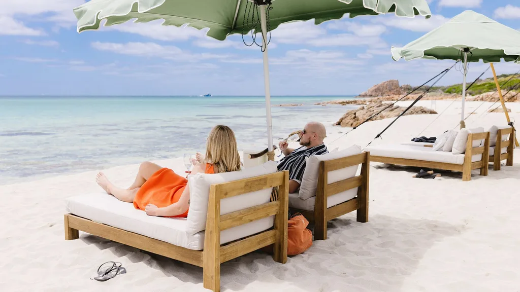 Ένα ζευγάρι στα κρεβάτια της ημέρας στο Pair'd Margaret River Region Beach Club