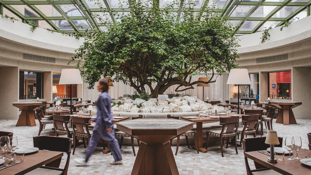 Η εικονική τραπεζαρία του Olympus Dining με ένα δέντρο Bougainvillea στο κέντρο του.