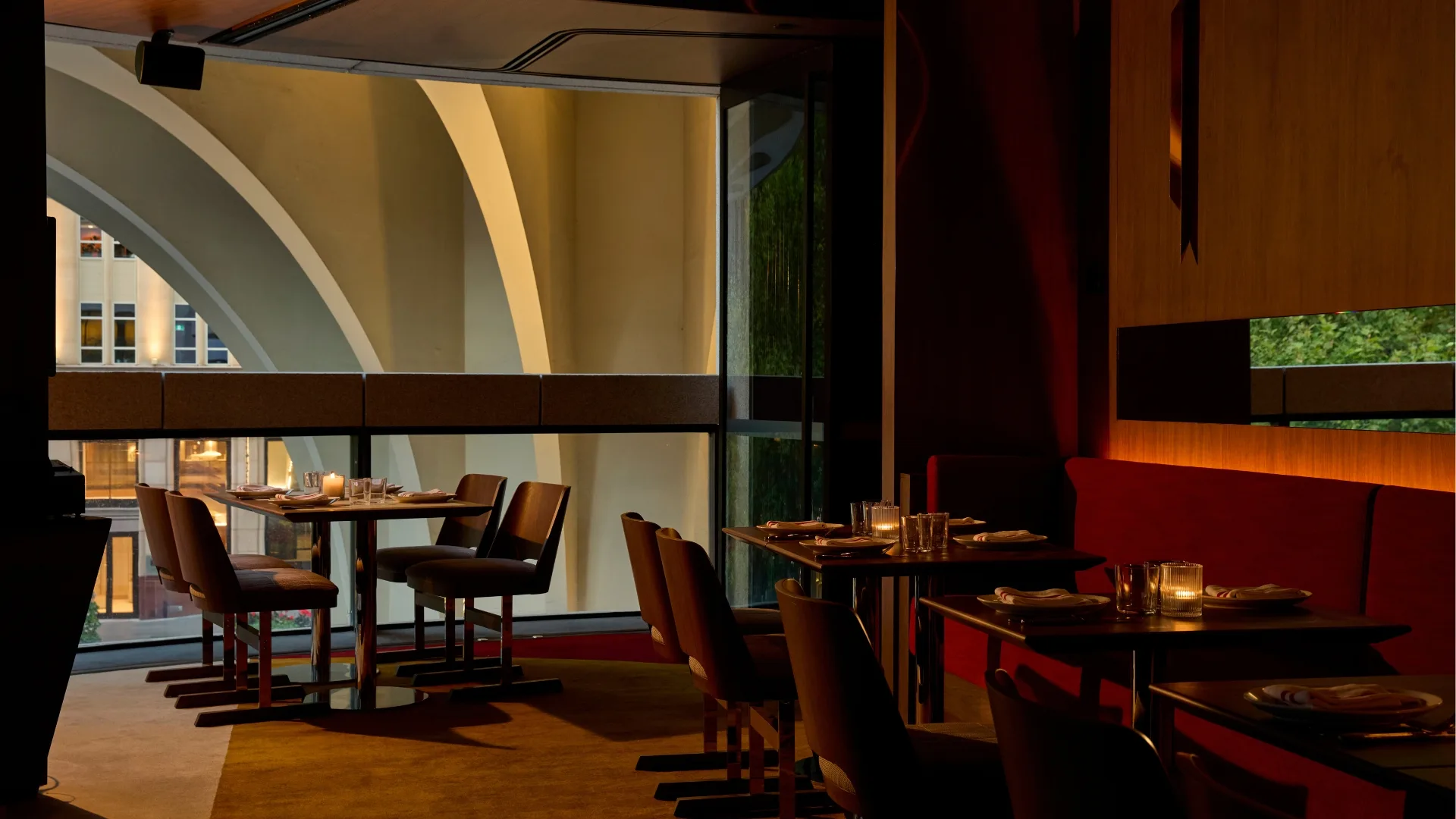 Moody Mid Century Interiors στο Wine Bar στο International