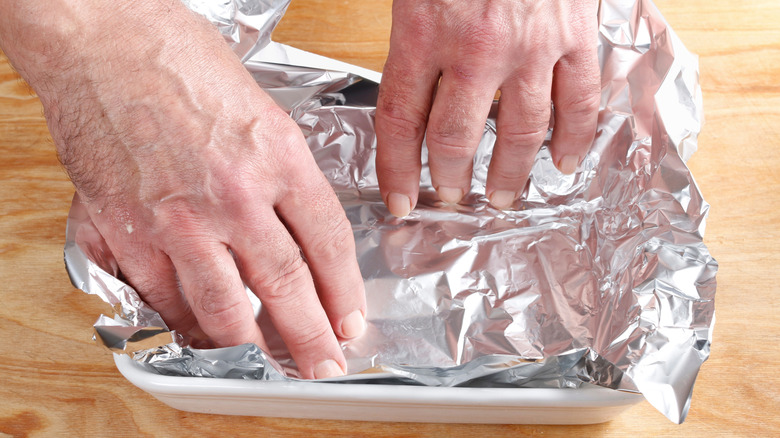 Man Lining Brownie Pan με αλουμινόχαρτο