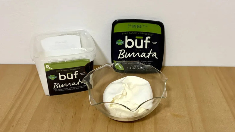 Buf burrata σε ένα μπολ στο τραπέζι ξύλου