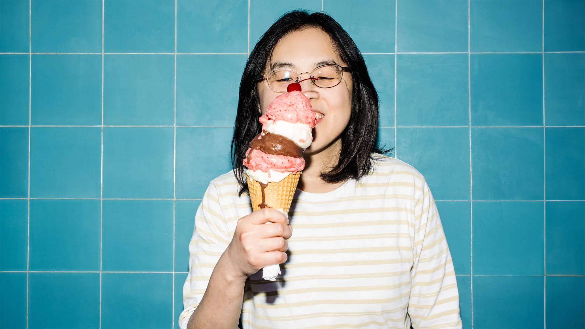 Ο δημοσιογράφος Lee Tran Lam του Podcast Culinary Archive κατέχει ένα στοίβατο κώνο παγωτού.