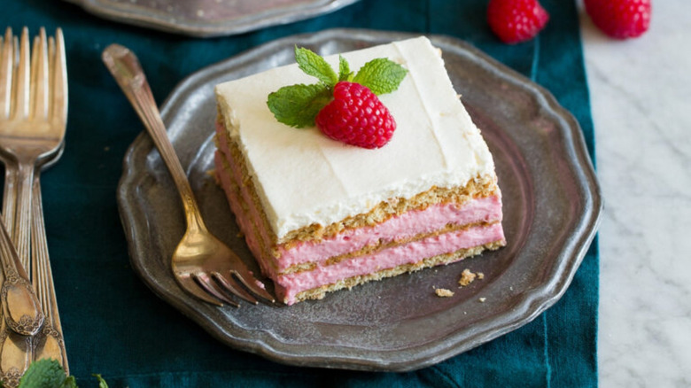 Κέικ Icebox Raspberry σε μια αντίκες πλάκα κασσίτερου γαρνιρισμένο με φρέσκο βατόμουρο και μέντα