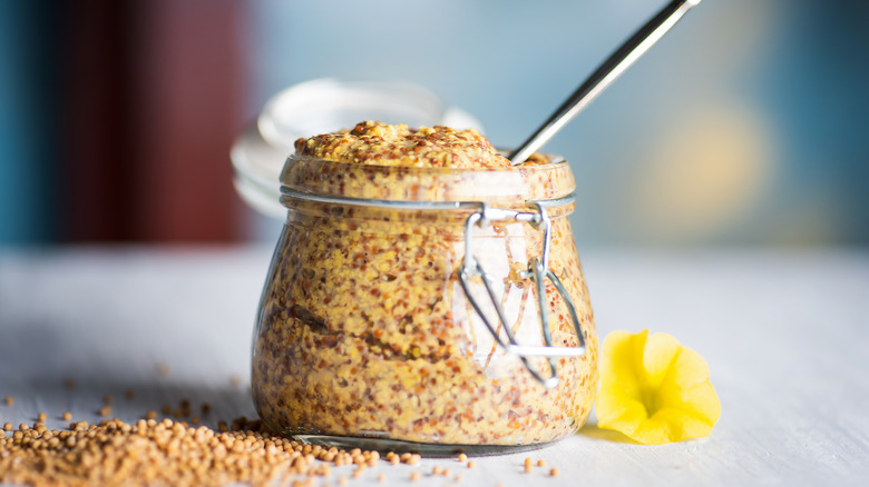 Creole Mustard σε καθαρό βάζο με κουτάλι