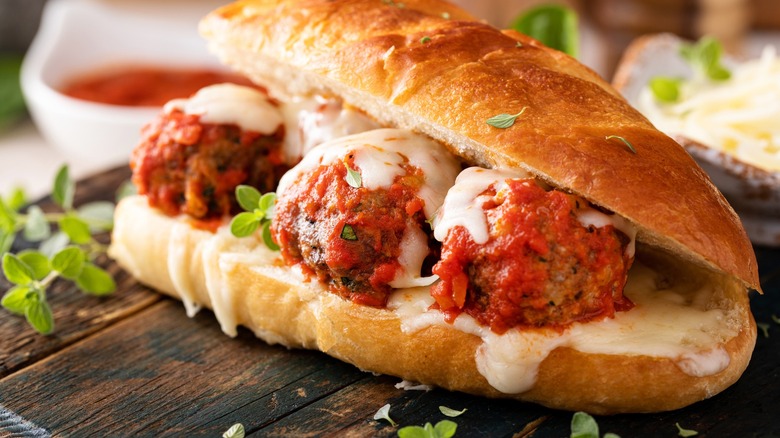 ένα meatball sug με melty τυρί και microgreens σε ξύλινη σανίδα