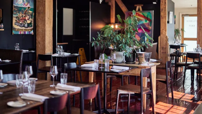 Κομψό, Moody Interiors στο εστιατόριο Stillwater στο Lanceston της Τασμανίας